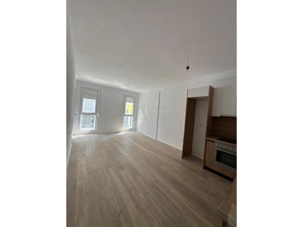 Tirane, jepet me qera apartament 2+1+Ballkon Kati 1, 92 m² 380 € (qtu)