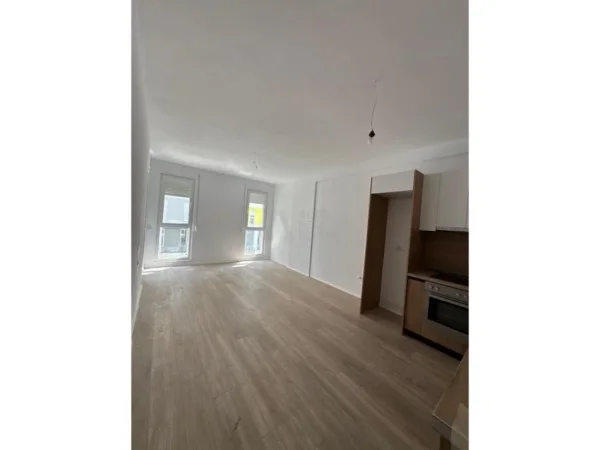 Tirane, jepet me qera apartament 2+1+Ballkon Kati 1, 92 m² 380 € (qtu)