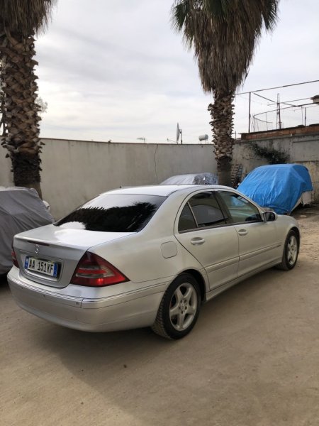 Tirane, shitet makine Benz C Class w203 kambio Automat Nafte, gri metalizato automatik Klima 320.000 km 3.700 €