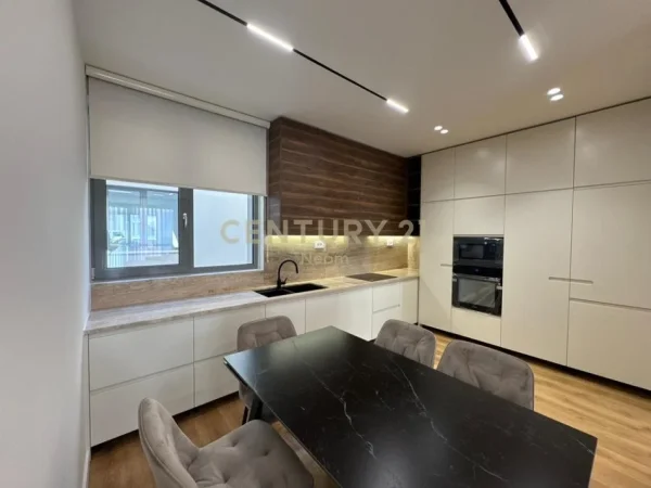 Tirane, jepet me qera apartament 1+1+Ballkon Kati 1, 97 m² 1.350 € (Neom129178)