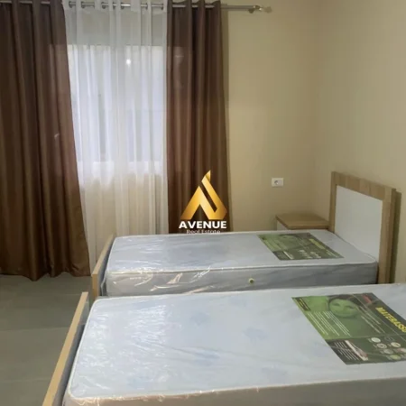 Tirane, jepet me qera Vile 1+1 Kati 3, 65 m² 400 € (Rruga Andon Mazreku)