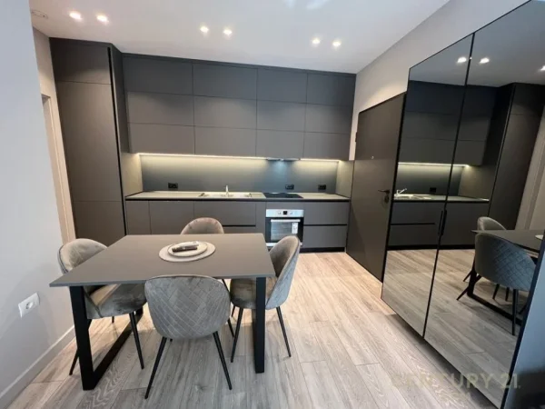 Tirane, jepet me qera apartament 1+1+Aneks+Ballkon Kati 2, 70 m² 850 € 