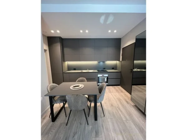 Tirane, jepet me qera apartament 1+1+Aneks+Ballkon Kati 2, 70 m² 850 € 