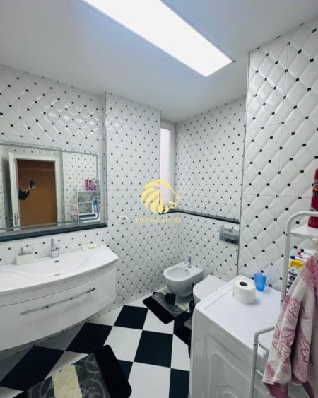 Tirane, jepet me qera apartament 2+1+Ballkon Kati 3, 120 m² 650 € 