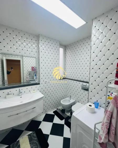 Tirane, jepet me qera apartament 2+1+Ballkon Kati 3, 120 m² 650 € 