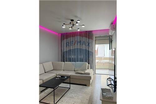 Tirane, jepet me qera apartament 1+1+Ballkon Kati 2, 65 m² 550 € (Liqeni i thate)