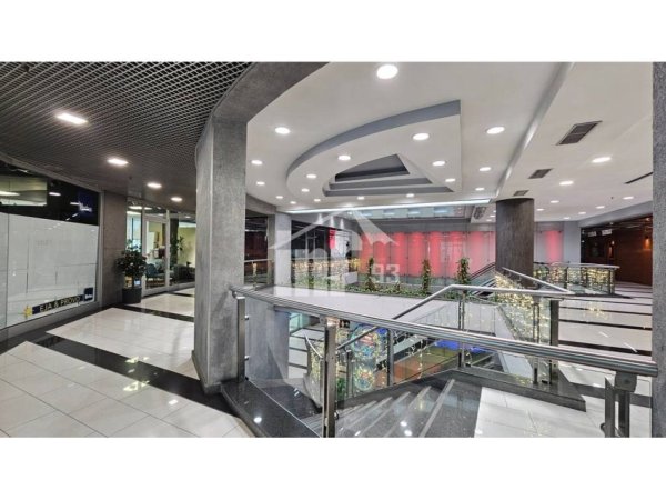 Tirane, jepet me qera ambjent biznesi , 54 m² 1.300 € (BULEVARDI “BAJRAM CURRI”, PRANE PIRAMIDES)