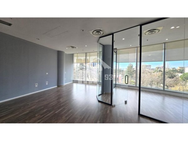 Tirane, jepet me qera ambjent biznesi , 54 m² 1.300 € (BULEVARDI “BAJRAM CURRI”, PRANE PIRAMIDES)