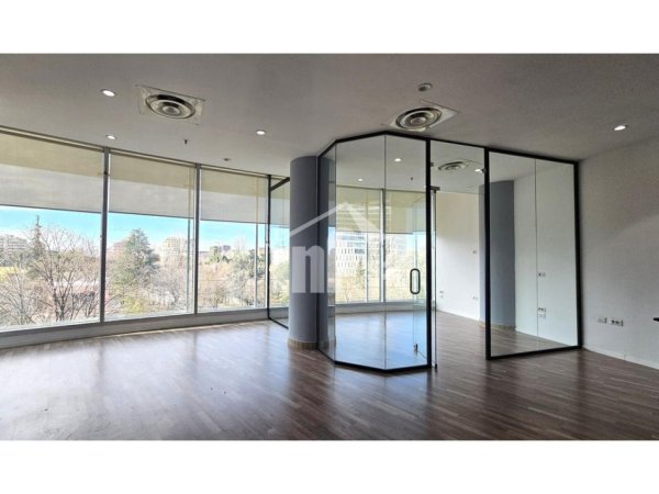 Tirane, jepet me qera ambjent biznesi , 54 m² 1.300 € (BULEVARDI “BAJRAM CURRI”, PRANE PIRAMIDES)