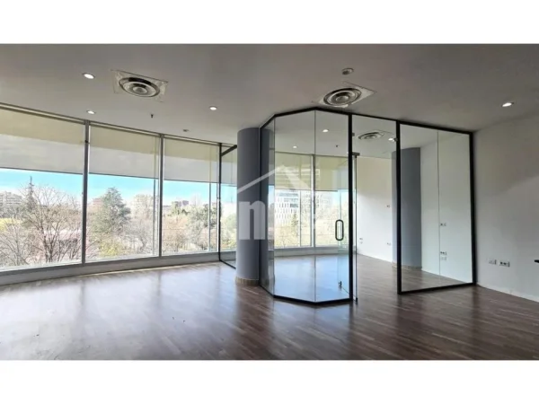 Tirane, jepet me qera ambjent biznesi , 54 m² 1.300 € (BULEVARDI “BAJRAM CURRI”, PRANE PIRAMIDES)