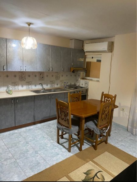 Tirane, jepet me qera apartament 1+1+Ballkon Kati 3, 70 m² 400 € (PAZARI I RI)