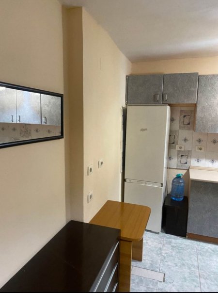 Tirane, jepet me qera apartament 1+1+Ballkon Kati 3, 70 m² 400 € (PAZARI I RI)