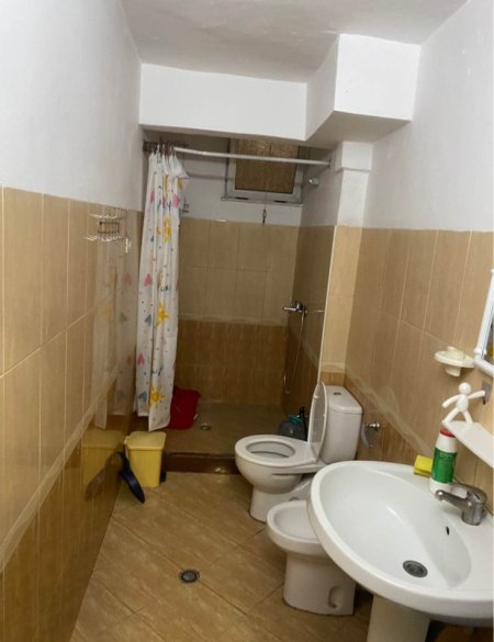Tirane, jepet me qera apartament 1+1+Ballkon Kati 3, 70 m² 400 € (PAZARI I RI)