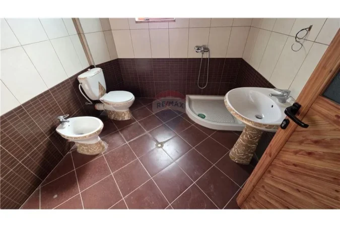 Vlore, jepet me qera Vile 3 Katshe Kati 3, 450 m² 990 € (Ish Fabrika e Cimentos, Vlore)