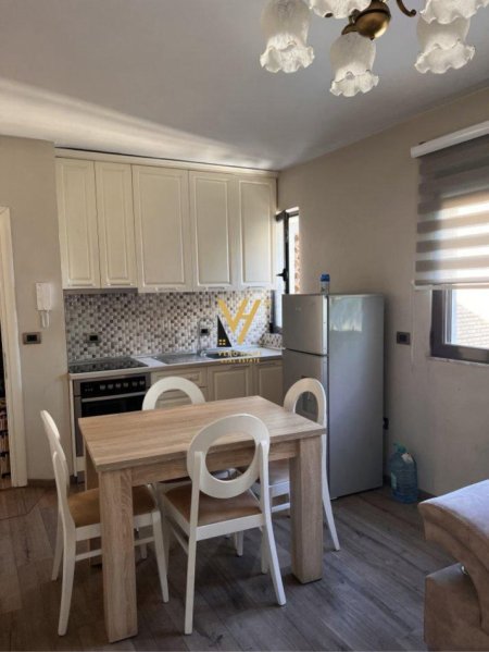 Tirane, jepet me qera apartament 1+1+Ballkon Kati 5, 65 m² 600 € (21 DHJETORI)