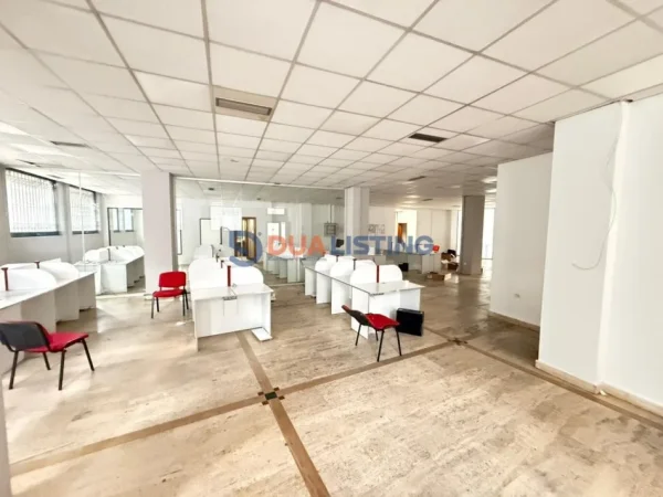 Tirane, jepet me qera ambjent biznesi Kati 0, 403 m² 7.000 € (RTSH)