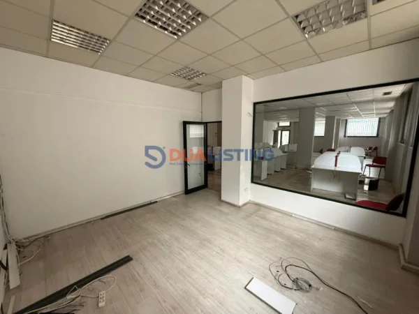 Tirane, jepet me qera ambjent biznesi Kati 0, 403 m² 7.000 € (RTSH)