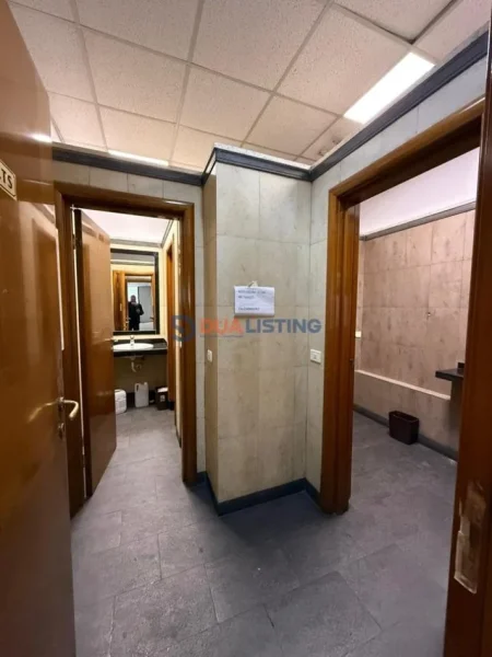Tirane, jepet me qera ambjent biznesi Kati 0, 403 m² 7.000 € (RTSH)