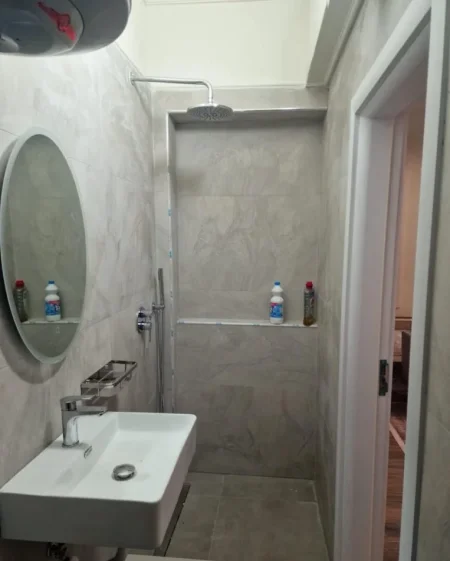 Tirane, jepet me qera apartament 2+1+Ballkon Kati 0, 84 m² 700 € (STACIONI TRENIT)