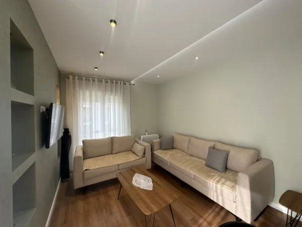 Tirane, jepet me qera apartament 2+1 Kati 4, 500 €