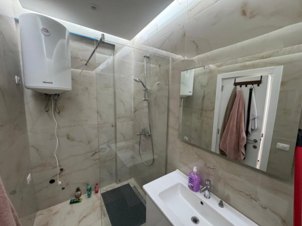 Tirane, jepet me qera apartament 2+1 Kati 4, 550 €