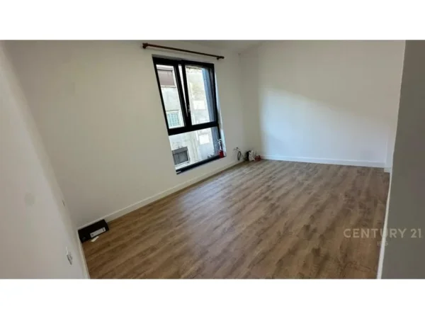 Tirane, jepet me qera zyre Kati 3, 20 m² 400 € (Rruga e Elbasanit)