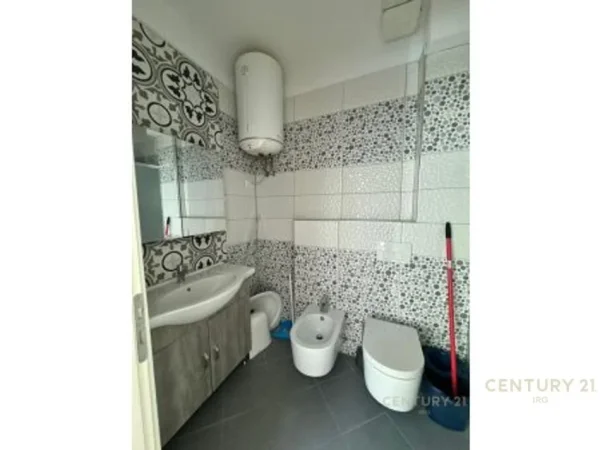 Tirane, jepet me qera zyre Kati 3, 20 m² 400 € (Rruga e Elbasanit)