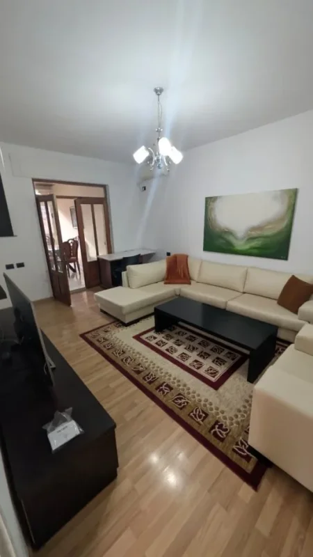 Tirane, jepet me qera apartament 1+1+Ballkon , 80 m² 550 € (Vila Gold)