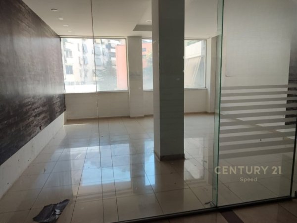 Tirane, jepet me qera zyre Kati 2, 40 m² 400 € (Rruga e Dibres)