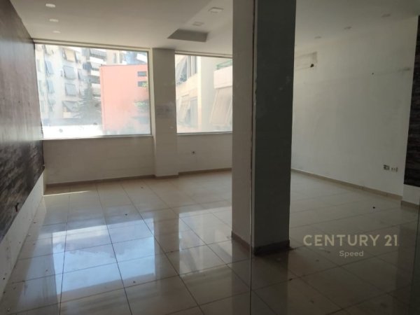 Tirane, jepet me qera zyre Kati 2, 40 m² 400 € (Rruga e Dibres)