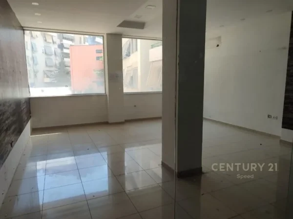 Tirane, jepet me qera zyre Kati 2, 40 m² 400 € (Rruga e Dibres)
