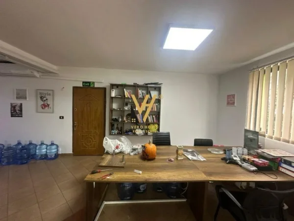 Tirane, jepet me qera zyre Kati 2, 120 m² 800 € (ISH PARKU)