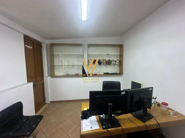 Tirane, jepet me qera zyre Kati 2, 120 m² 800 € (ISH PARKU)