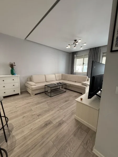 Tirane, jepet me qera apartament 1+1 Kati 2, 73 m² 550 € (Liqeni i Thate)
