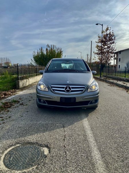 Kavaje, shitet makine Mercedes benz b class 180 cdi Nafte, ulliri automatik Kondicioner 244.000 km 3.800 €