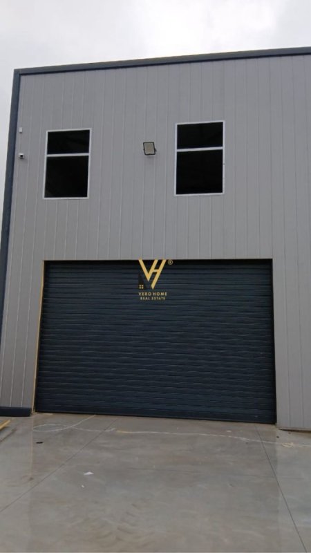 Tirane, jepet me qera magazine Kati 0, 4.900 m² 4.000 € (VAQARR)