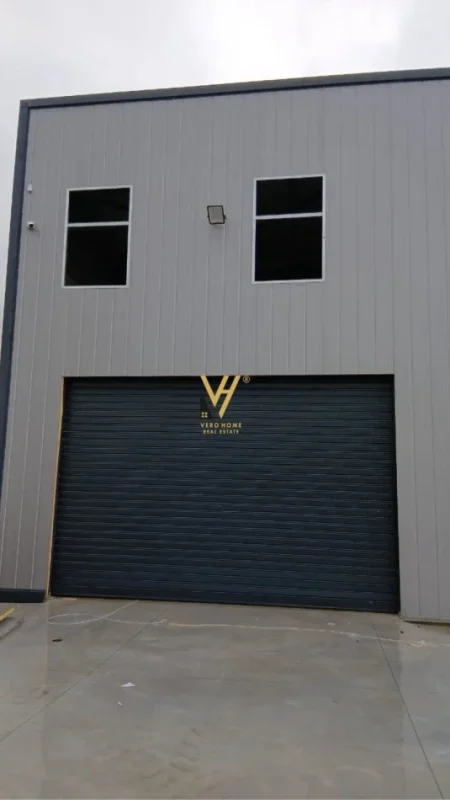 Tirane, jepet me qera magazine Kati 0, 4.900 m² 4.000 € (VAQARR)