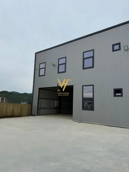 Tirane, jepet me qera magazine Kati 0, 4.900 m² 4.000 € (VAQARR)