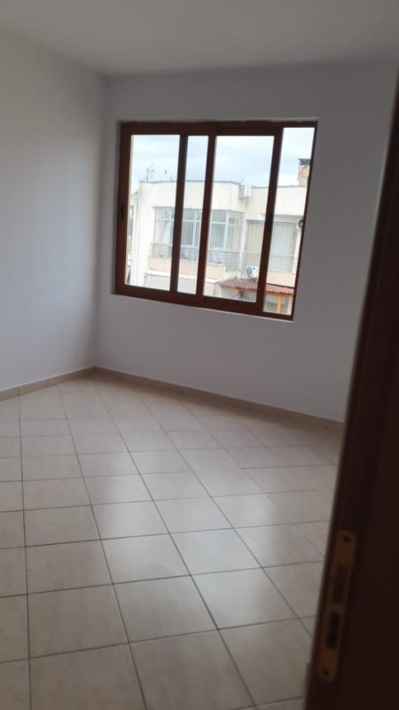 Tirane, jepet me qera apartament 2+1+Ballkon Kati 8, 90 m² 350 € (Ne Yzberisht, Tirane.)