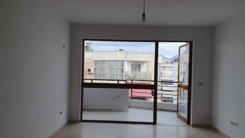 Tirane, jepet me qera apartament 2+1+Ballkon Kati 8, 90 m² 350 € (Ne Yzberisht, Tirane.)