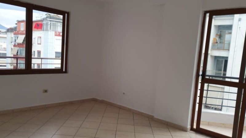 Tirane, jepet me qera apartament 2+1+Ballkon Kati 8, 90 m² 350 € (Ne Yzberisht, Tirane.)