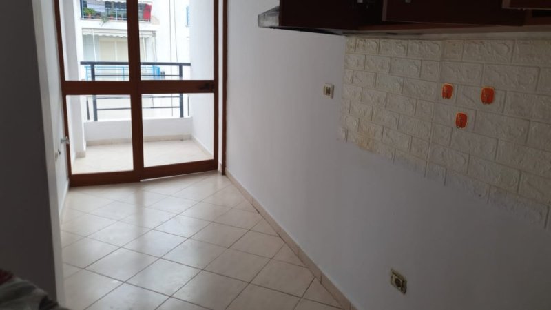 Tirane, jepet me qera apartament 2+1+Ballkon Kati 8, 90 m² 350 € (Ne Yzberisht, Tirane.)