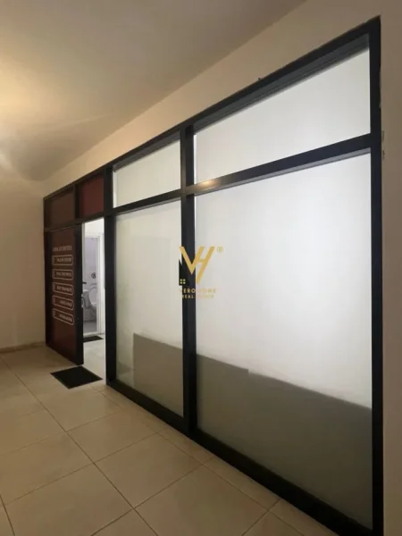 Tirane, jepet me qera ambjent biznesi Kati 2, 60 m² 500 € (ISH PARKU)