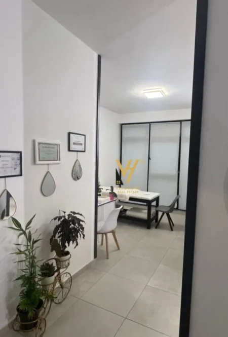 Tirane, jepet me qera ambjent biznesi Kati 2, 60 m² 500 € (ISH PARKU)