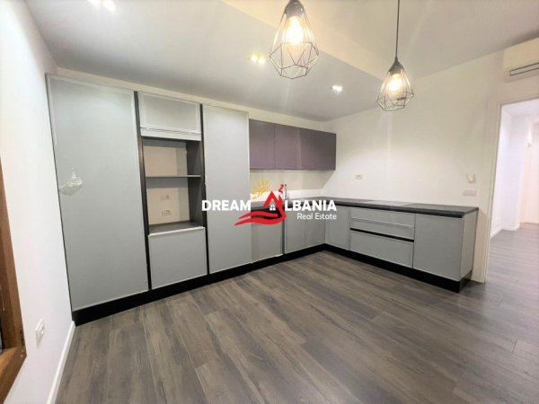 Tirane, jepet me qera zyre , 200 m² 3.000 € (Rruga e Kavajes)