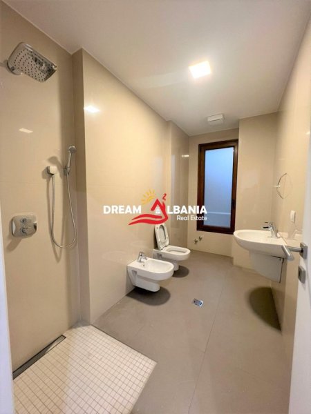 Tirane, jepet me qera zyre , 200 m² 3.000 € (Rruga e Kavajes)