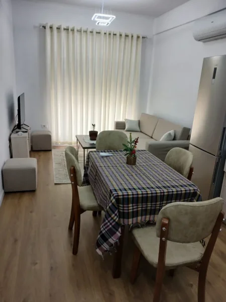 Tirane, jepet me qera apartament 1+1+Aneks+Ballkon Kati 7, 50 m² 420 € (rruga ali demi)