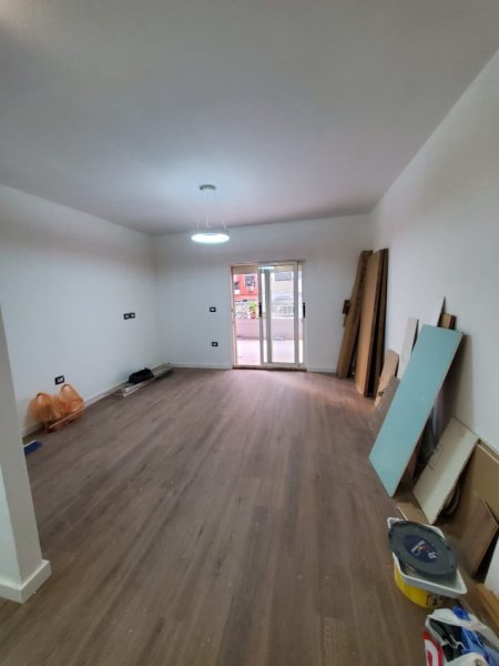 Tirane, shitet apartament 1+1+Ballkon Kati 2, 77 m² 190.000 € (Komuna e parisit)