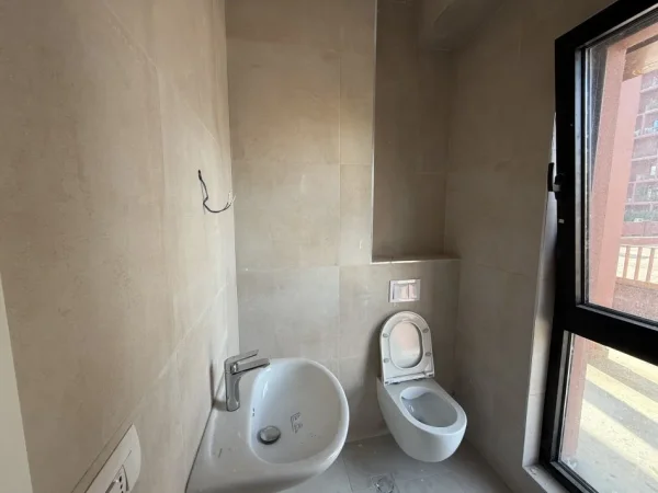 Tirane, jepet me qera zyre Kati 4, 117 m² 1.200 € (Garden Building)