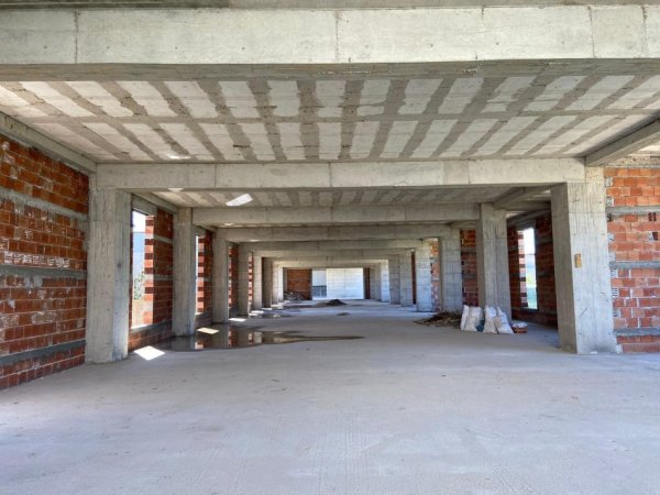 Tirane, jepet me qera ambjent biznesi Kati 2, 2.000 m² 8.000 € (Kamez)